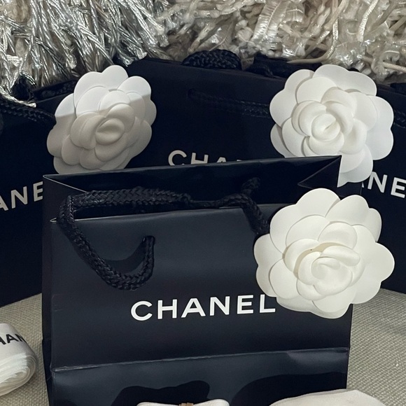 ⭐️(4)CHANEL SM SHOPPING BAGS⭐️(3)CHANEL CAMELLIA FLOWERS🌸LOT’SA CHANEL RIBBON💝 - Picture 4 of 8